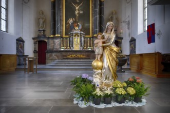 Innenaufnahme, Statue Maria und Jesus, Chorraum, Altar der 2025 renovierten Pfarrkirche St.