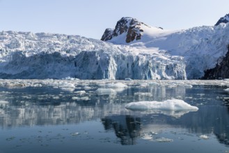 Glacier tongue, ice in front of a break-off edge, mountain peak, sea, Fugelfjorden, Spitsbergen,