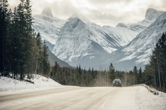 Winter road trip on the Icefields Parkway with lots of snow and ice, Banff National Park, Jasper