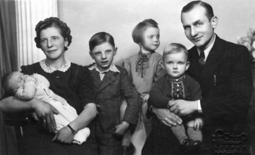 Family 4 children, 1930s, family portrait with six members, parents and children, black and white