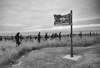 Installation, sign Utah Beach, Standing with Giants, honours the victims of the fallen British