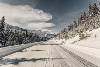 Winter road trip on the Icefields Parkway with lots of snow and ice, Banff National Park, Jasper