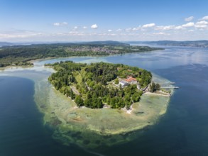 Die Insel Mainau im Bodensee mit dem Schiffanleger und dem barocken Schloss Mainau, erbaut zwischen