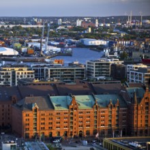 Stadtansicht von oben mit der Speicherstadt, der HafenCity und dem Hafen, Hamburg, Deutschland