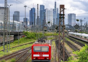 Bridge at Camberger Straße, Galluswarte, Deutsche Bahn, tracks and trains with the skyline of