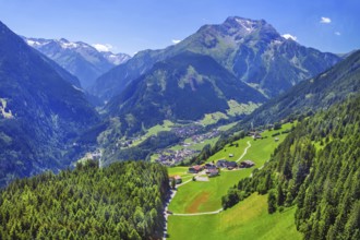 Mountain panorama with view of Finkenberg and the Grinberg peaks 2884m, Mayrhofen, Zillertal,