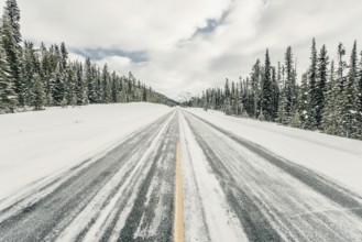 Winter road trip on the Icefields Parkway with lots of snow and ice, Banff National Park, Jasper
