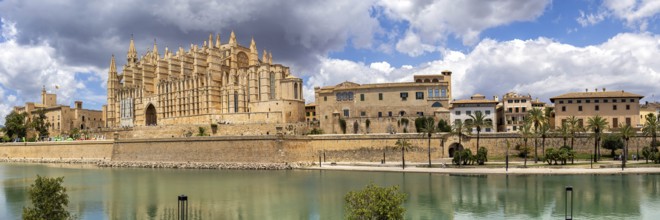 Cathedral Church Catedral de Palma de Majorca La Seu Panorama in Palma de Majorca, Spain