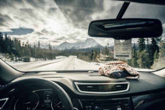 Winter road trip on the Icefields Parkway with lots of snow and ice, Banff National Park, Jasper