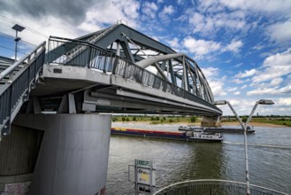 Cycle and pedestrian bridge Snelbinder Brug, over the river Waal near Nijmegen, was added to the