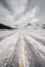 Winter road trip on the Icefields Parkway with lots of snow and ice, Banff National Park, Jasper