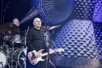 Jimmy Chamberlin (drummer) and Billy Corgan (singer) from The Smashing Pumpkins live on The Aghori