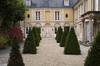 View into the courtyard of the Hotel Tardif, old town, Bayeux, Normandy, Calvados, France