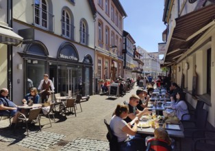 People in the outdoor catering area in the old town, Celle, Lower Saxony, Germany