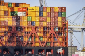 Container ship TIHAMA from Hapag Lloyd. With a length of 400 metres, the ULCV is one of the largest