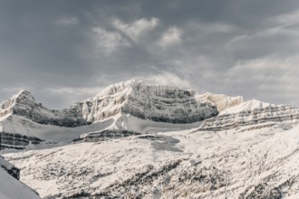 Winter road trip on the Icefields Parkway with lots of snow and ice, Banff National Park, Jasper