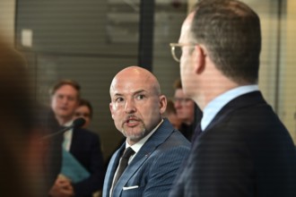 On the right, the chairman of the CDU/CSU parliamentary group, Jens Spahn (CDU), and his deputy