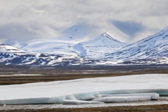 Kropotkinfjellet, ice, snow-covered mountains, Aventdalen, Longyearbyen, Spitsbergen, Svalbard