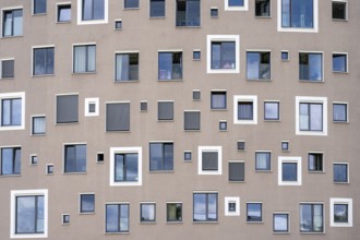 Hausfassade mit vielen unterschiedlichen Fenstern, Detailansicht, Formatfüllend, GZT Gästehaus der