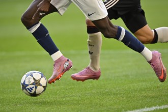 Nike versus Adidas, logo, close-up detail, cut-out, duel, action Pape Matar Sarr Tottenham Hotspur