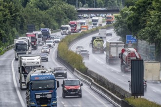 Heavy traffic, mainly lorries, on the A40 motorway near Rheurdt, at the Neufelder Heide rest area,