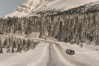 Winter road trip on the Icefields Parkway with lots of snow and ice, Banff National Park, Jasper