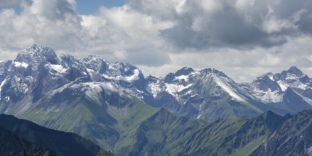 Mountain panorama after snowfall in July from the Zeigersattel on the Nebelhorn, 2224m, to the
