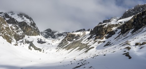 Mountain valley, winter in the high mountains, Albula Alps, Rhaetian Alps, Grisons, Switzerland