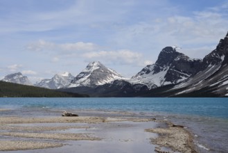 Bow Lake and mountains, Icefields Parkway, Banff National Park, Alberta, Canada