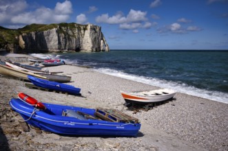 Boats, colourful, colourful, lying on the beach, pebble beach, rock arch Falaise or Porte d'Aval,