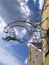 Nose sign Gasthaus Zum Walfisch, figure of Jonas and the whale, Unter den Schwibbögen 21,