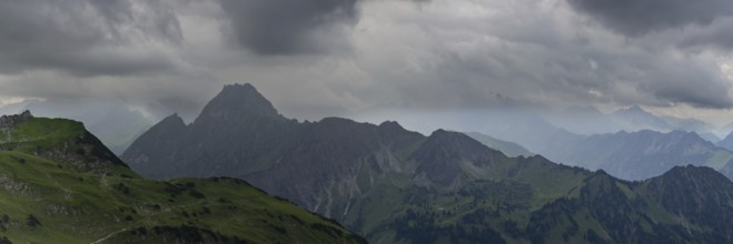 Mountain panorama from Zeigersattel to Höfats 2259m, in the centre of the picture, partly in