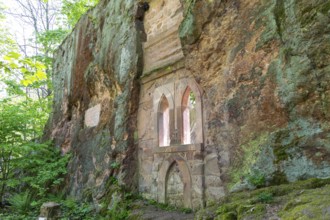 On the porphyry nature trail over the Rochlitzer Berg, so-called hermitage in the Seidelbruch,