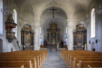 Innenaufnahme, Langhaus, Kanzel, Chorraum, Altar der 2025 renovierte Pfarrkirche St. Stephan,
