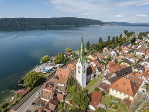 Luftbild von der Ortschaft Sipplingen am Bodensee bei sommerlicher Vegetation, gegenüber der