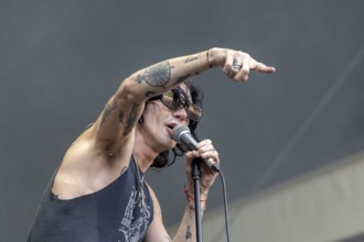 Remington Leith, singer, frontman, Palace Royale, rock band, USA, live open air at the Citadel