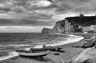 Boats lying on the beach, pebble beach, rock arch Falaise or Porte d'Amont, church Chapelle Notre