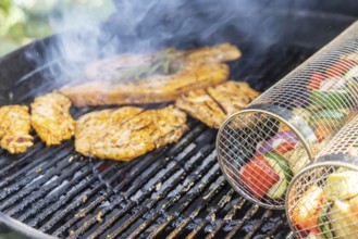 Barbecue in the garden. Meat and vegetables, vegetarian and vegan, are served on the kettle grill.