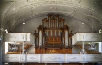 Innenaufnahme, Empore mit Orgel der 2025 renovierten Pfarrkirche St. Stephan, Kirche St. Stefan,