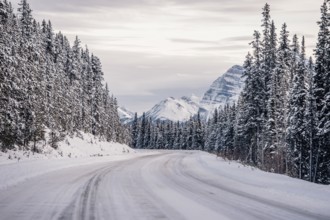 Winter road trip on the Icefields Parkway with lots of snow and ice, Banff National Park, Jasper