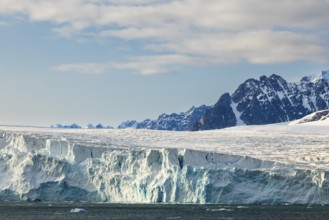 Glacier tongue, ice, edge in front of mountain peak, sea, Lillienhöökbreen, Spitsbergen, Svalbard