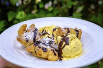 Passauer Schlosser Buam, Restaurant Stiftskeller, speciality, pastry, dessert, food, Passau, Lower