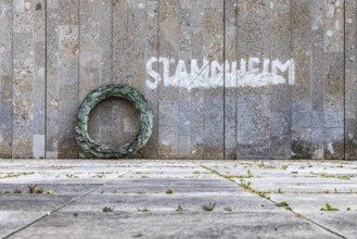 Artwork Stammheim by Olaf Metzel from 1984. Art in public space on the terrace of the Kunstgebäude