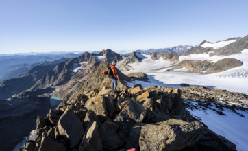 Mountaineer on a rocky ridge, ascent to the Wilder Freiger, behind the summit of the Becher with