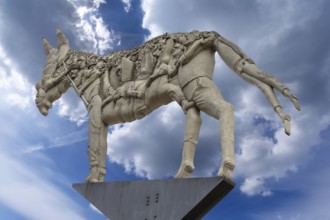 Monument: The trial of the donkey's shadow, created by the artist Peter Lenk, market square,