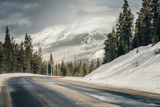 Winter road trip on the Icefields Parkway with lots of snow and ice, Banff National Park, Jasper
