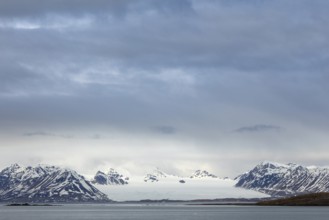 Mountain range, snow, sea, Bamsebu, Spitsbergen, Svalbard