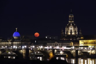 Glowing strawberry moon on 11 June 2025 over the Augustus Bridge in Dresden, between the