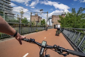 Ride over the Snelbinder Brug bicycle and pedestrian bridge, over the river Waal near Nijmegen, was