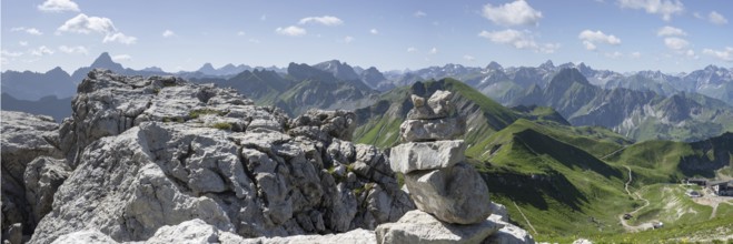 Mountain panorama from the Koblat-Höhenweg on the Nebelhorn, behind left the Hochvogel, 2592m, in